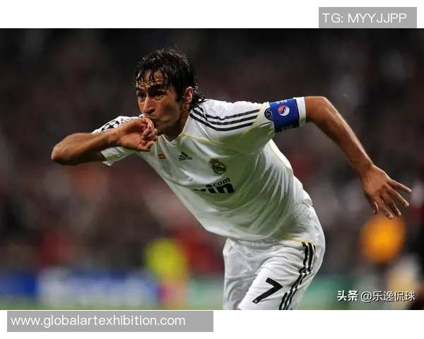 《足坛传奇人物传记集锦：从崛起到辉煌的球星故事》